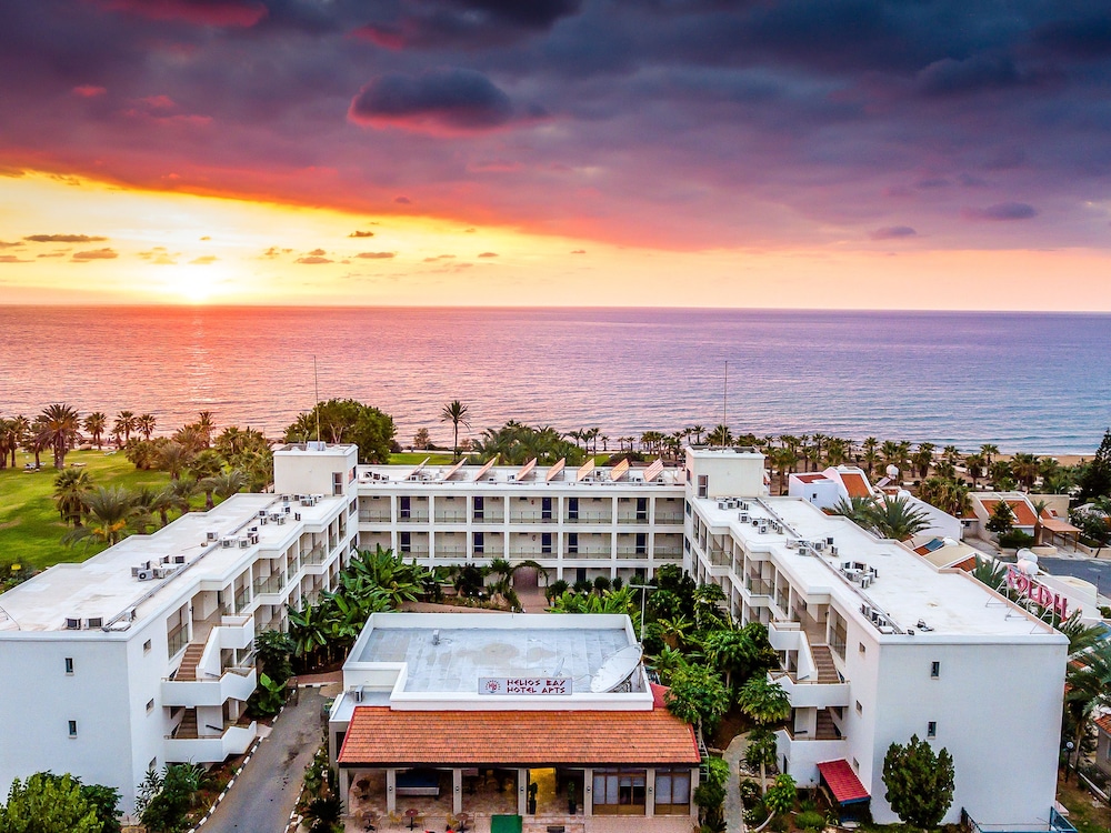 Helios Bay Hotel Apartments — Hotel building in Chlorakas, Paphos Region