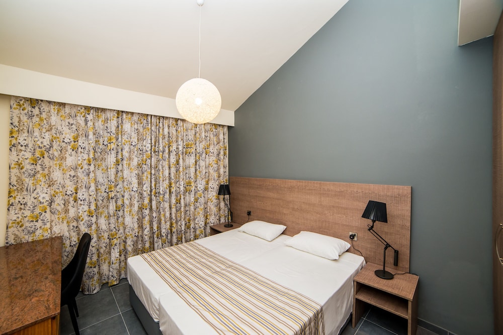 Helios Bay Hotel Apartments — Hotel rooms in Chlorakas, Paphos Region