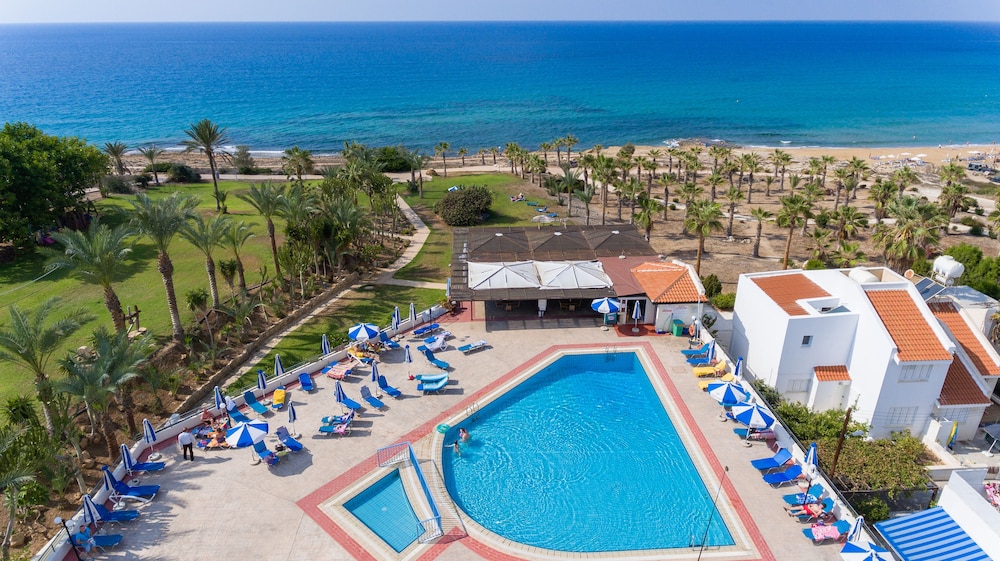 Helios Bay Hotel Apartments — Swimming pool in Chlorakas, Paphos Region