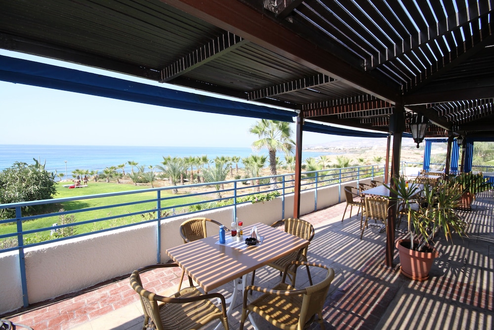 Helios Bay Hotel Apartments — Restaurant & bars in Chlorakas, Paphos Region
