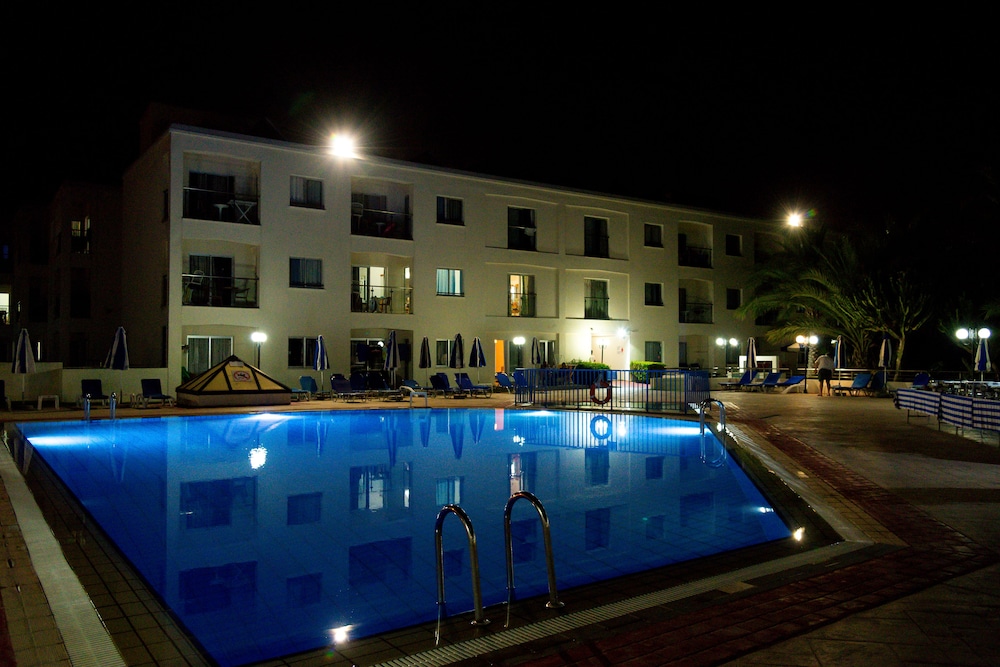 Helios Bay Hotel Apartments — Swimming pool in Chlorakas, Paphos Region