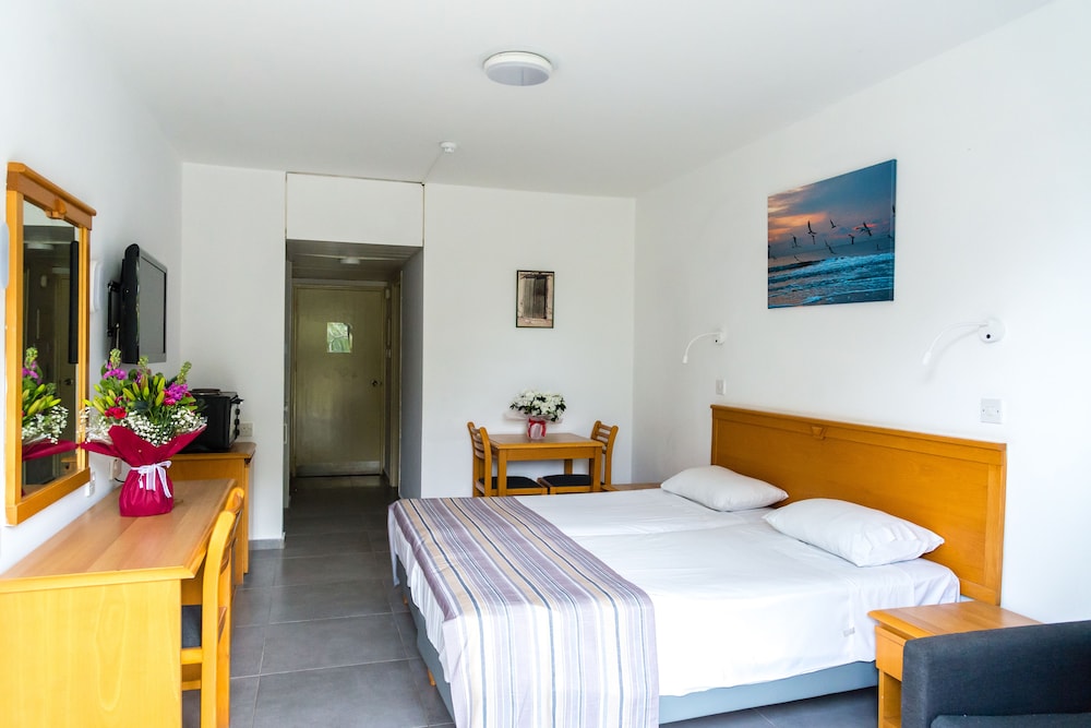 Helios Bay Hotel Apartments — Hotel rooms in Chlorakas, Paphos Region