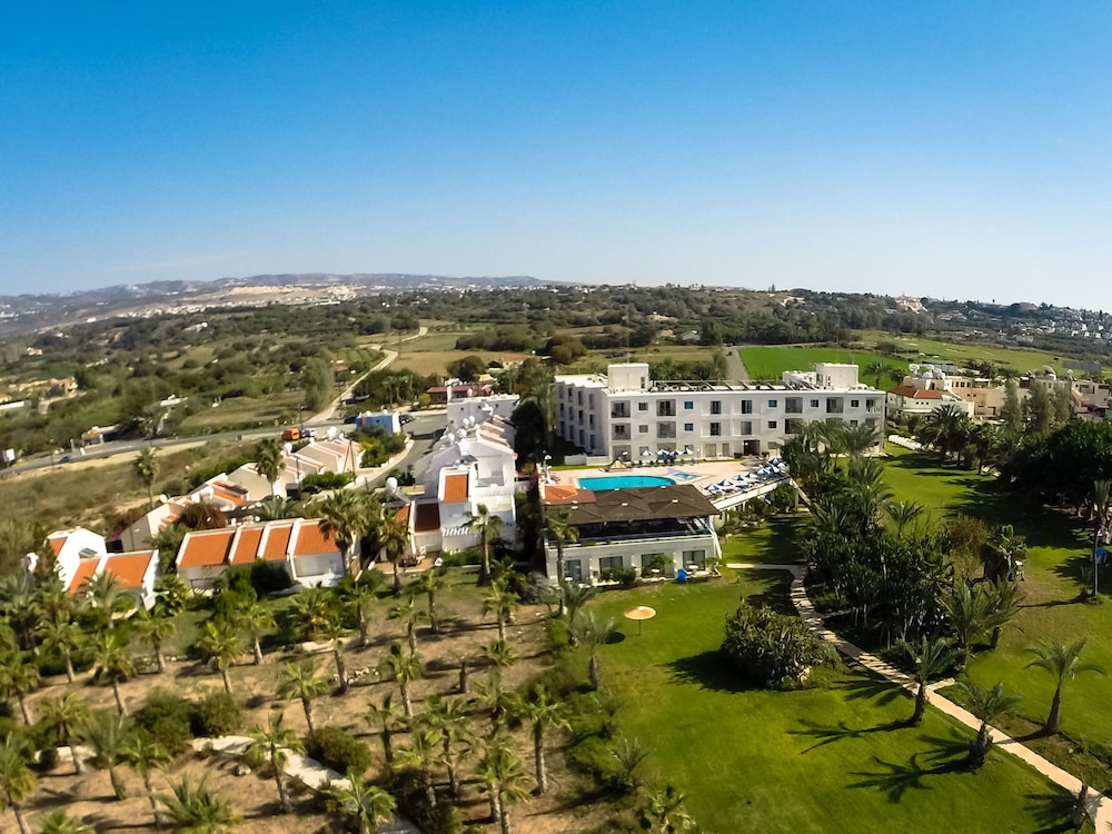 Helios Bay Hotel Apartments — Hotel building in Chlorakas, Paphos Region