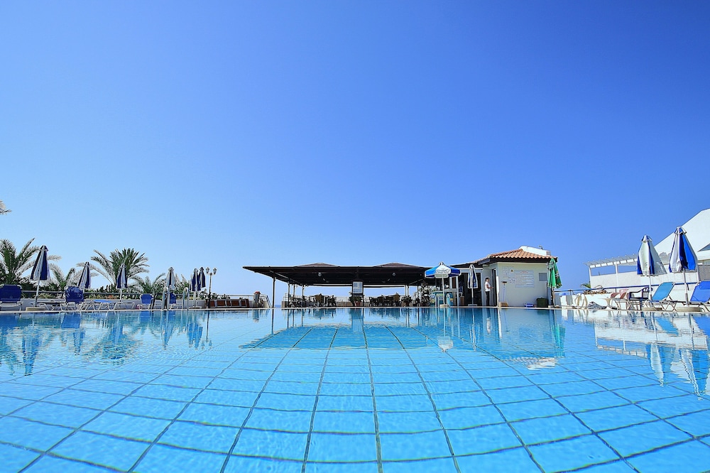 Helios Bay Hotel Apartments — Swimming pool in Chlorakas, Paphos Region