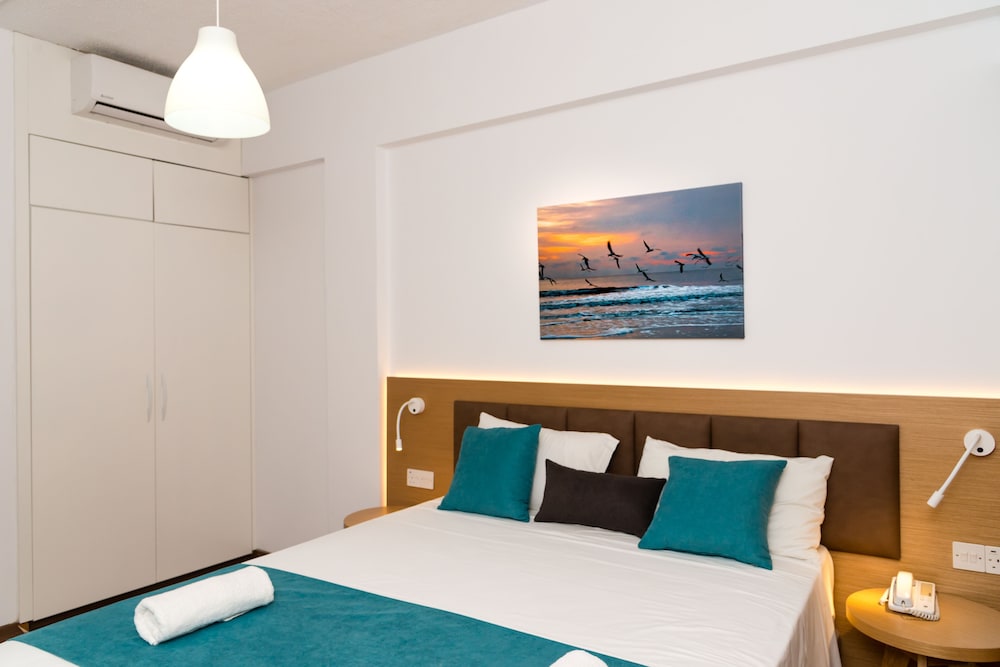 Helios Bay Hotel Apartments — Hotel rooms in Chlorakas, Paphos Region