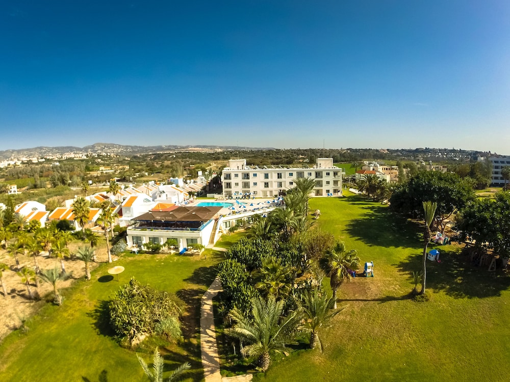 Helios Bay Hotel Apartments — Hotel building in Chlorakas, Paphos Region
