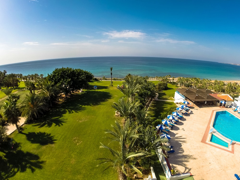 Helios Bay Hotel Apartments — Beach in Chlorakas, Paphos Region