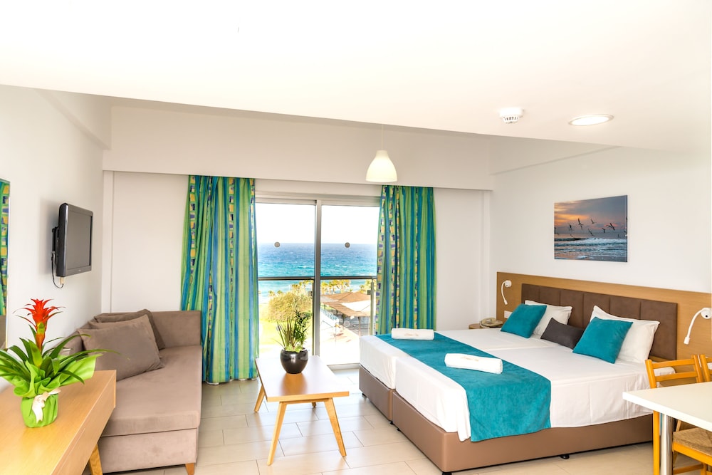 Helios Bay Hotel Apartments — Hotel rooms in Chlorakas, Paphos Region