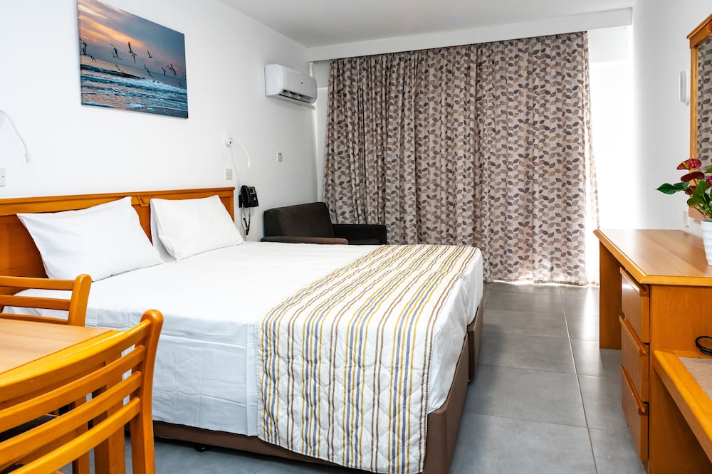 Helios Bay Hotel Apartments — Hotel rooms in Chlorakas, Paphos Region
