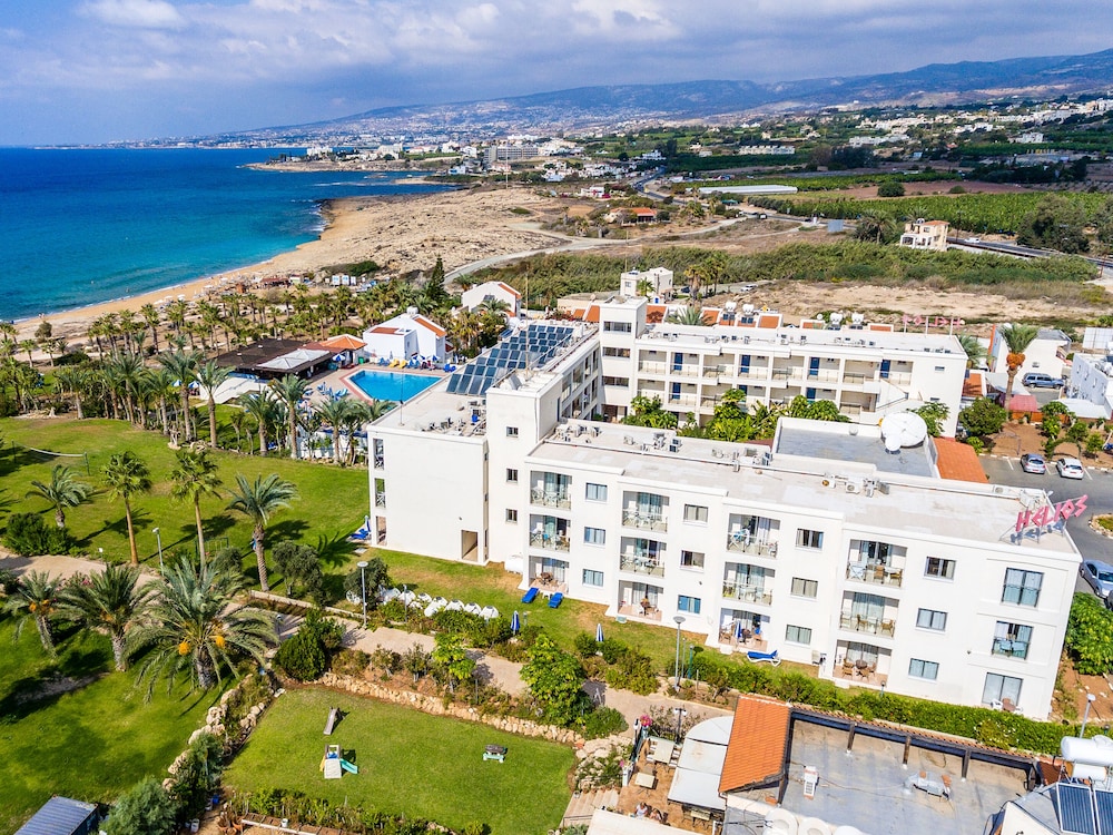 Helios Bay Hotel Apartments — Hotel building in Chlorakas, Paphos Region