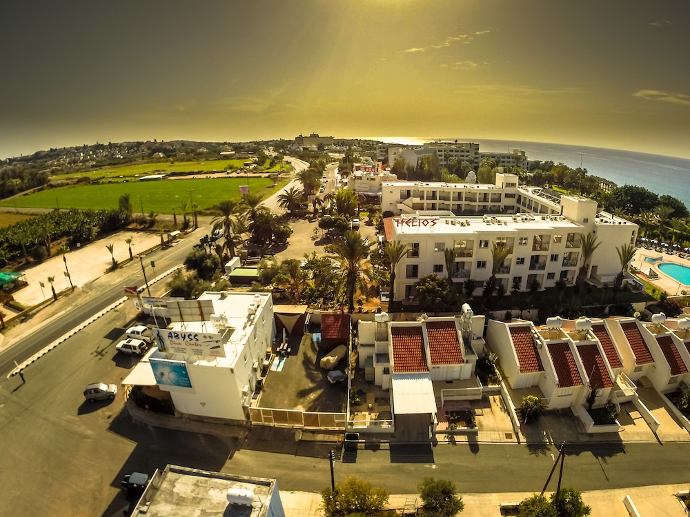 Helios Bay Hotel Apartments — Hotel building in Chlorakas, Paphos Region