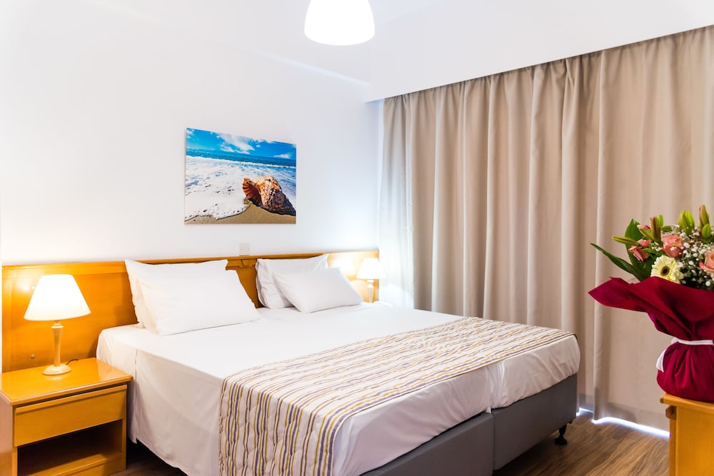 Helios Bay Hotel Apartments — Hotel rooms in Chlorakas, Paphos Region