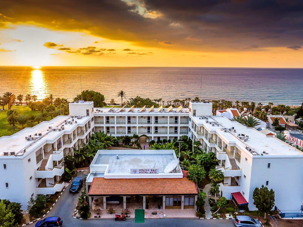 Helios Bay Hotel Apartments — Hotel building in Chlorakas, Paphos Region