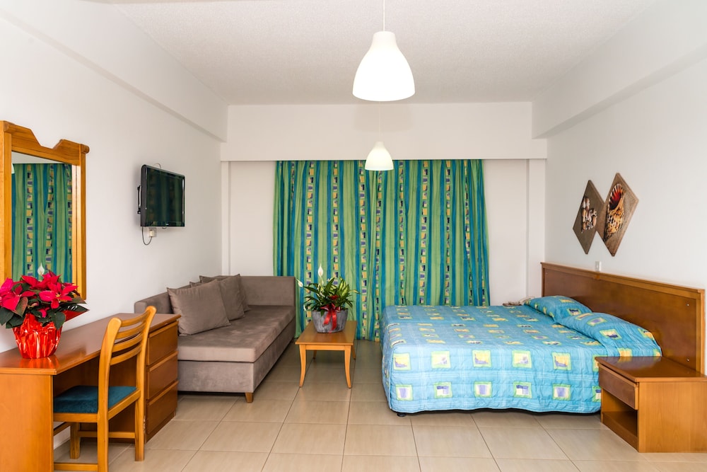 Helios Bay Hotel Apartments — Hotel rooms in Chlorakas, Paphos Region