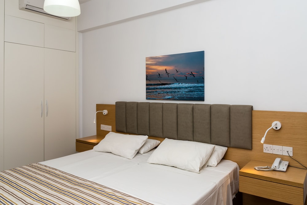 Helios Bay Hotel Apartments — Hotel rooms in Chlorakas, Paphos Region