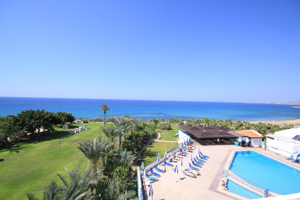 Helios Bay Hotel Apartments — Swimming pool in Chlorakas, Paphos Region