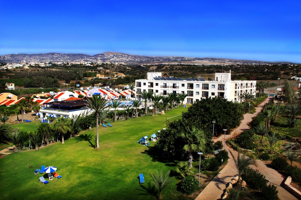 Helios Bay Hotel Apartments — Hotel building in Chlorakas, Paphos Region