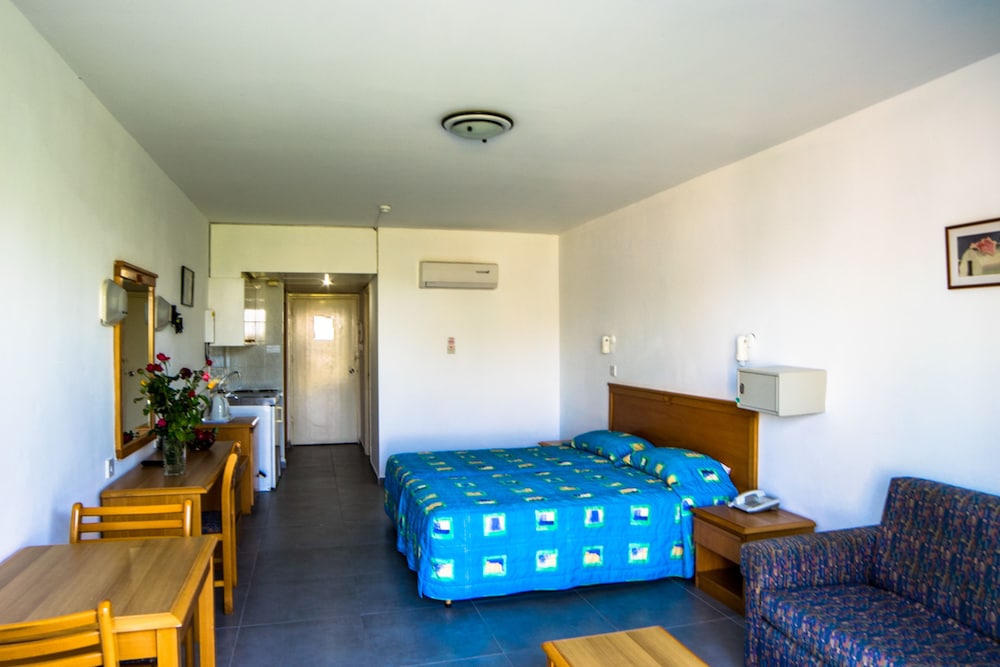 Helios Bay Hotel Apartments — Hotel rooms in Chlorakas, Paphos Region