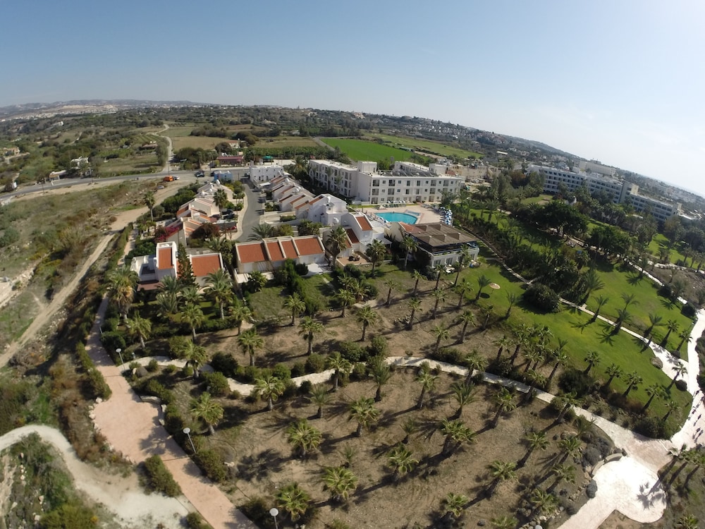Helios Bay Hotel Apartments — Hotel building in Chlorakas, Paphos Region