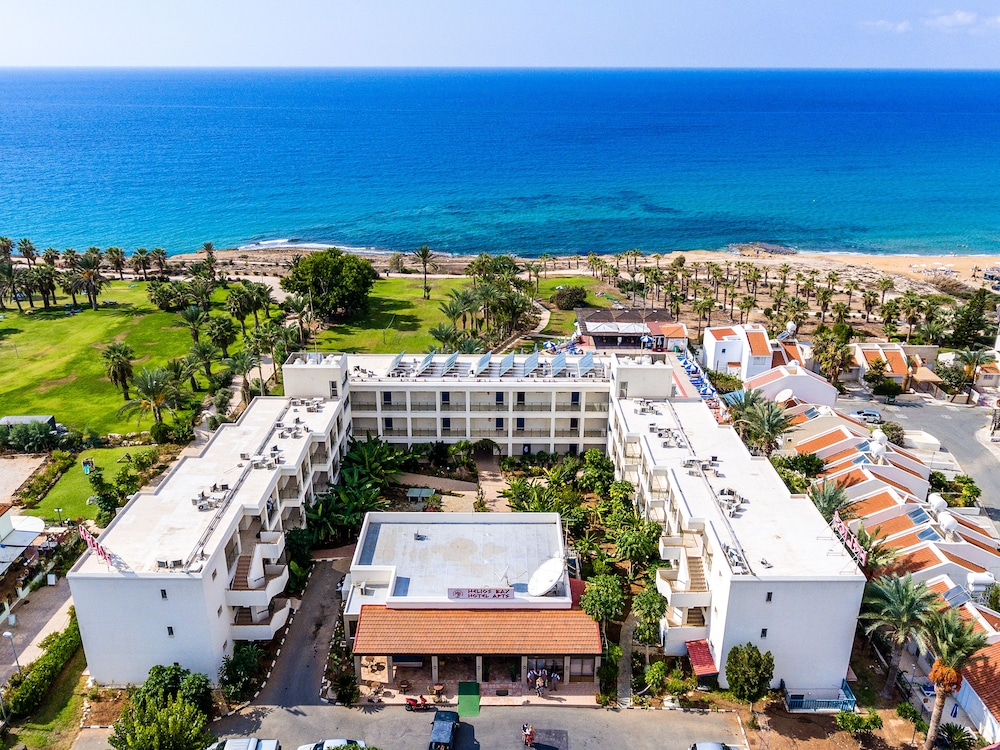 Helios Bay Hotel Apartments — Hotel building in Chlorakas, Paphos Region