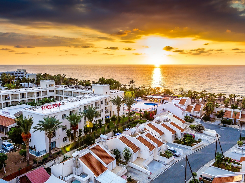 Helios Bay Hotel Apartments — Hotel building in Chlorakas, Paphos Region