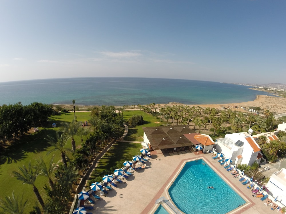 Helios Bay Hotel Apartments — Swimming pool in Chlorakas, Paphos Region