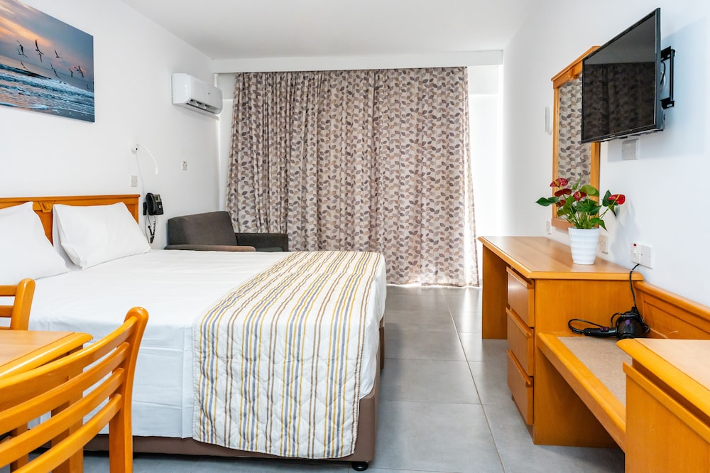 Helios Bay Hotel Apartments — Hotel rooms in Chlorakas, Paphos Region