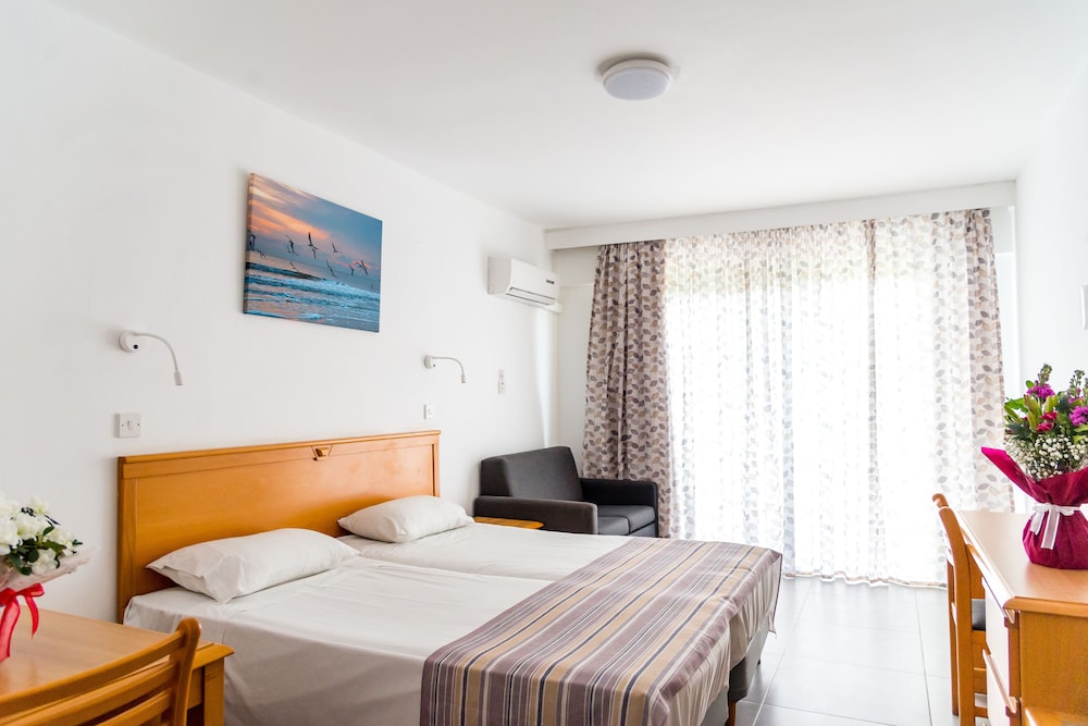 Helios Bay Hotel Apartments — Hotel rooms in Chlorakas, Paphos Region