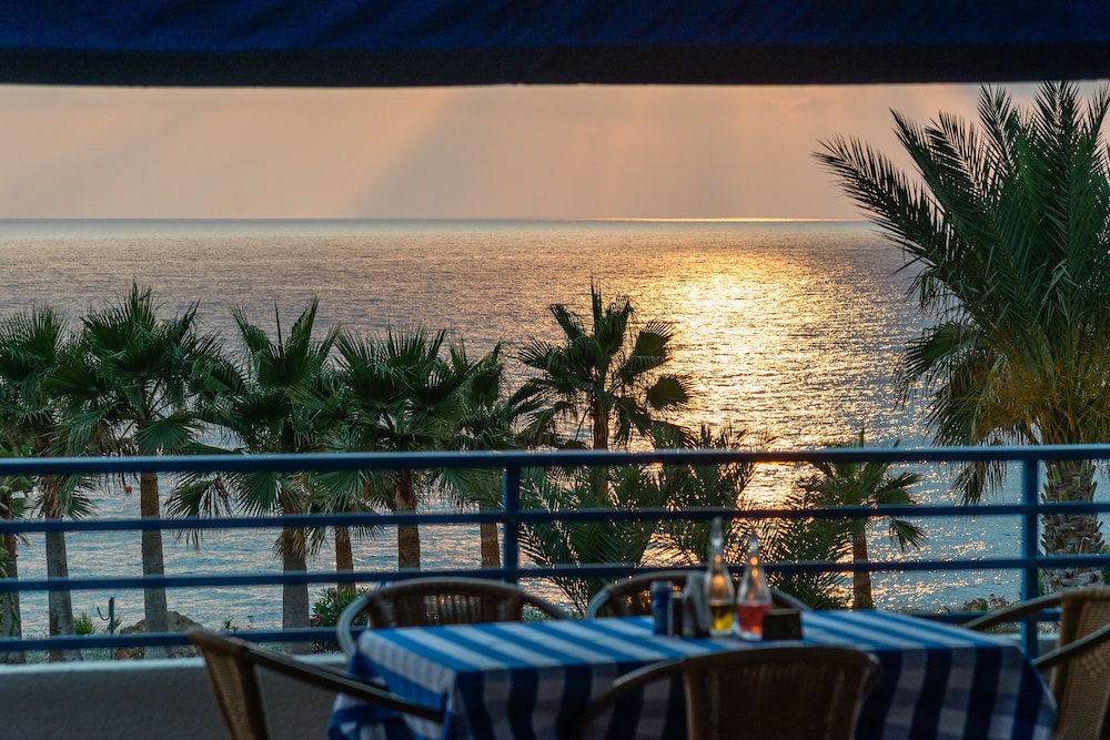 Helios Bay Hotel Apartments — Restaurant & bars in Chlorakas, Paphos Region