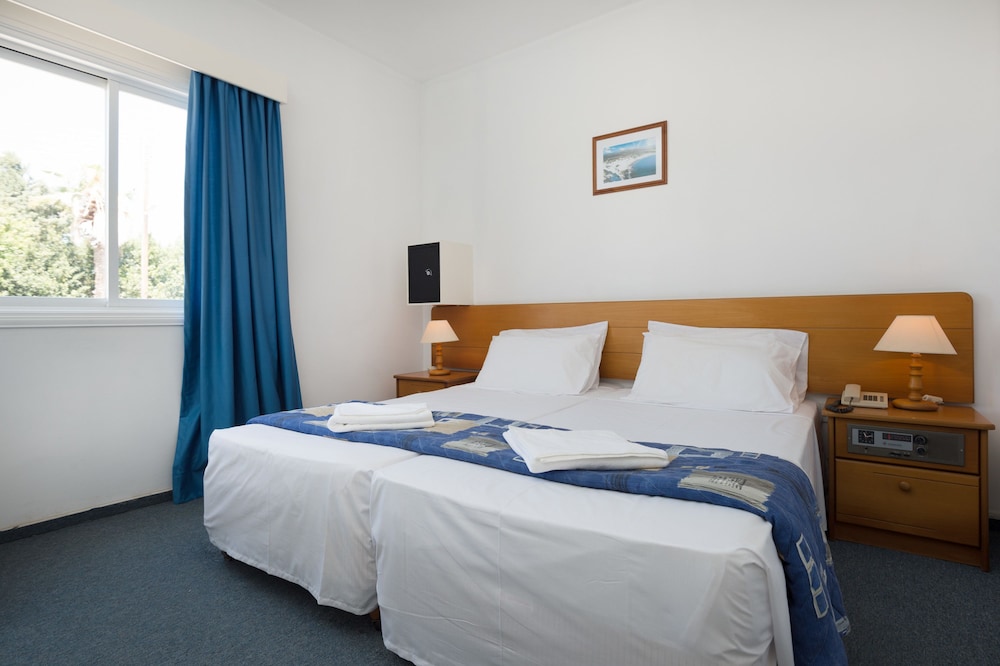 Sunny Hill Hotel Apartments — Rooms in Chlorakas, Paphos Region