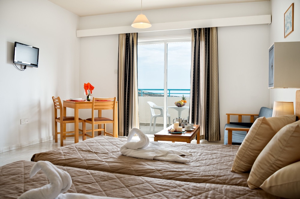 Sunny Hill Hotel Apartments — Rooms in Chlorakas, Paphos Region