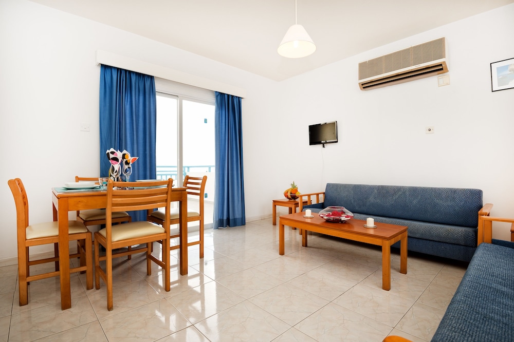 Sunny Hill Hotel Apartments — Rooms in Chlorakas, Paphos Region