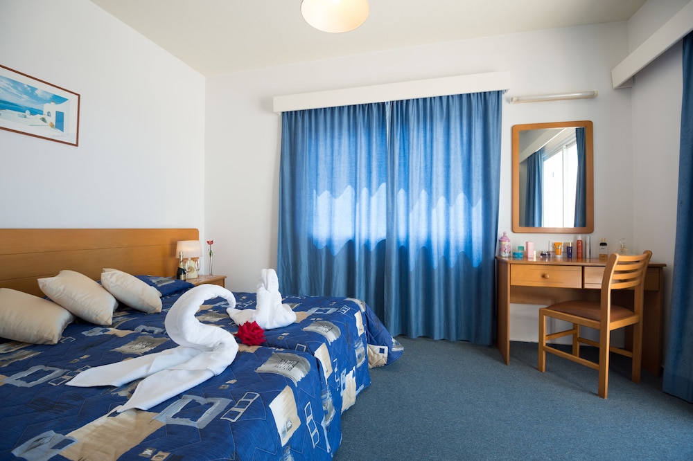 Sunny Hill Hotel Apartments — Rooms in Chlorakas, Paphos Region