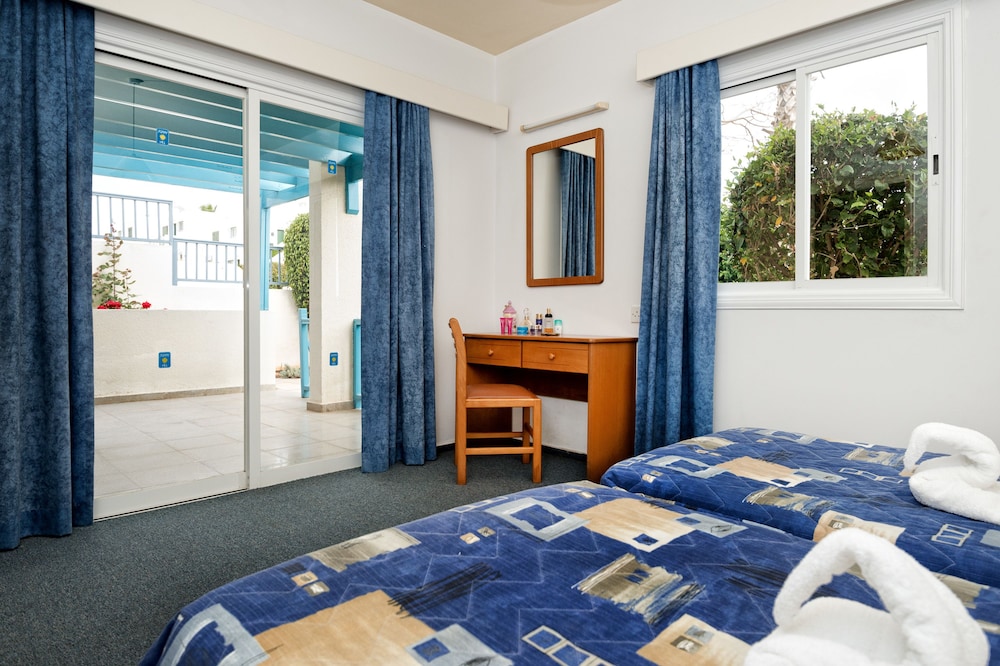 Sunny Hill Hotel Apartments — Rooms in Chlorakas, Paphos Region