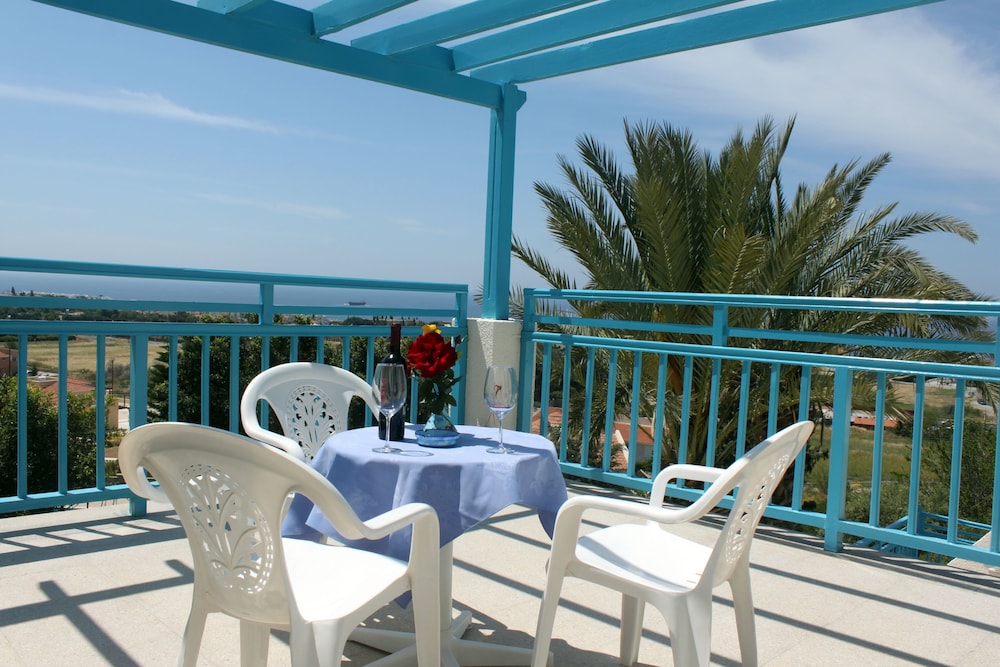 Sunny Hill Hotel Apartments — Rooms in Chlorakas, Paphos Region