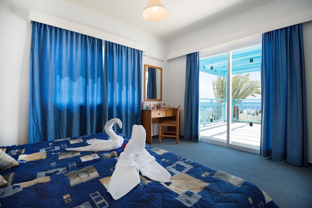 Sunny Hill Hotel Apartments — Rooms in Chlorakas, Paphos Region