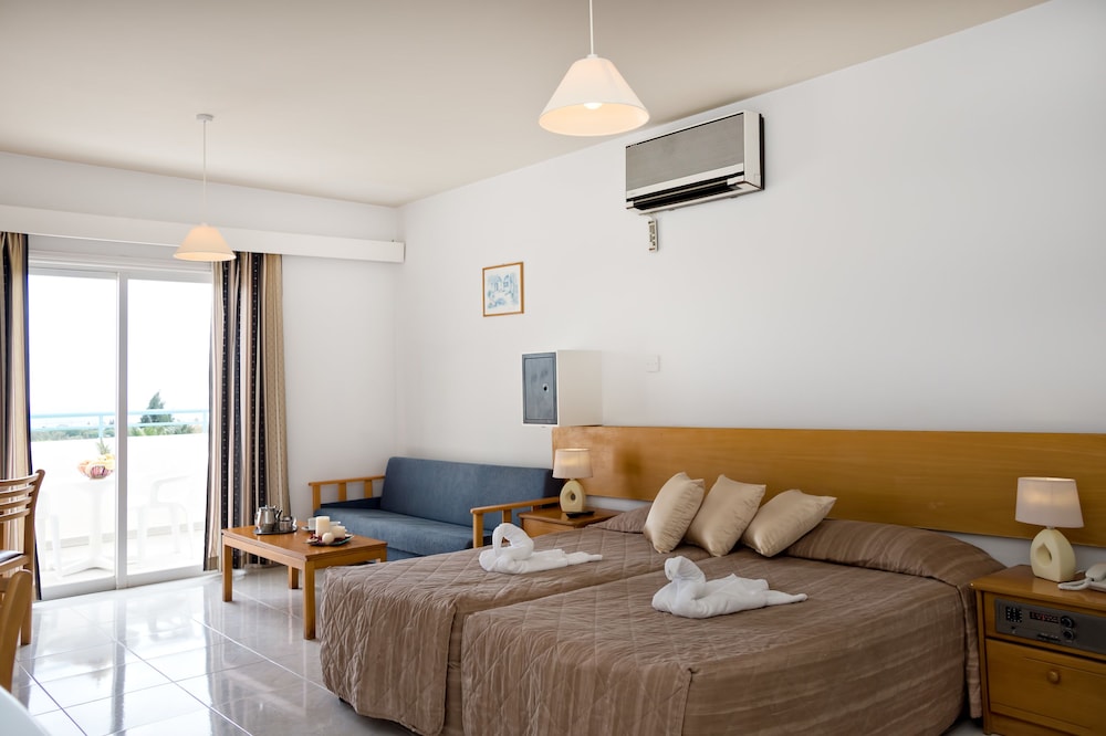 Sunny Hill Hotel Apartments — Rooms in Chlorakas, Paphos Region