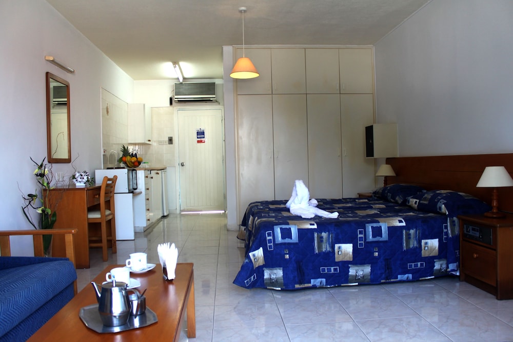 Sunny Hill Hotel Apartments — Rooms in Chlorakas, Paphos Region