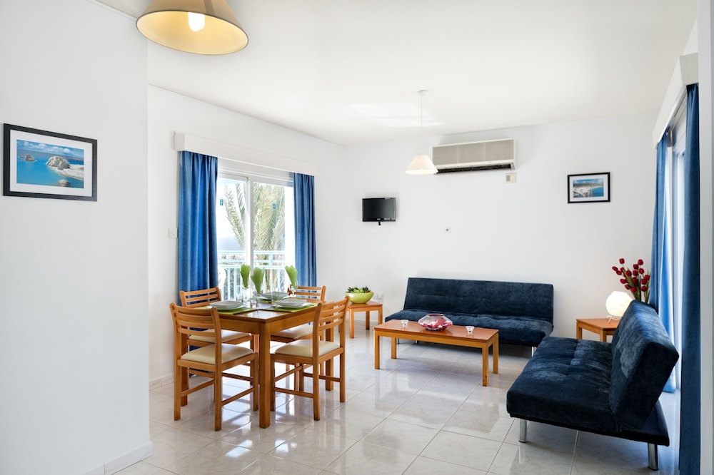 Sunny Hill Hotel Apartments — Rooms in Chlorakas, Paphos Region