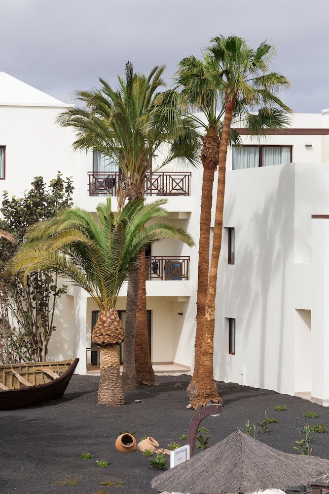 Vitalclass Lanzarote Resort — Hotel building in Costa Teguise, Canary Islands