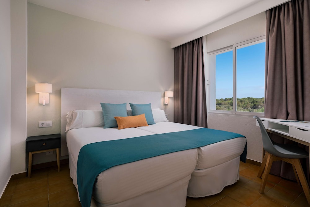 AluaSun Mediterráneo - Hyatt Inclusive Collection — Hotel rooms in S'Algar, Balearic Islands