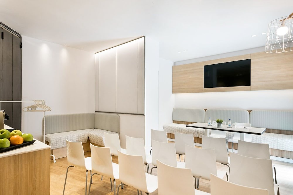 Hotel Acta Laumon — Hotel rooms in Barcelona, Catalonia