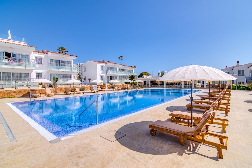 Naranjos Resort Menorca — Swimming pool in S'Algar, Balearic Islands