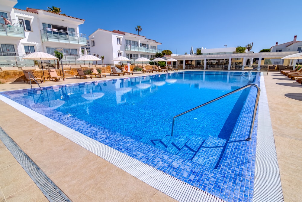 Naranjos Resort Menorca — Swimming pool in S'Algar, Balearic Islands