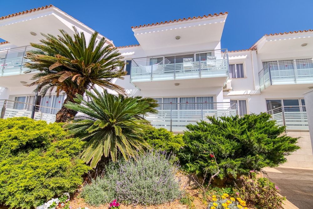 Naranjos Resort Menorca — Hotel building in S'Algar, Balearic Islands