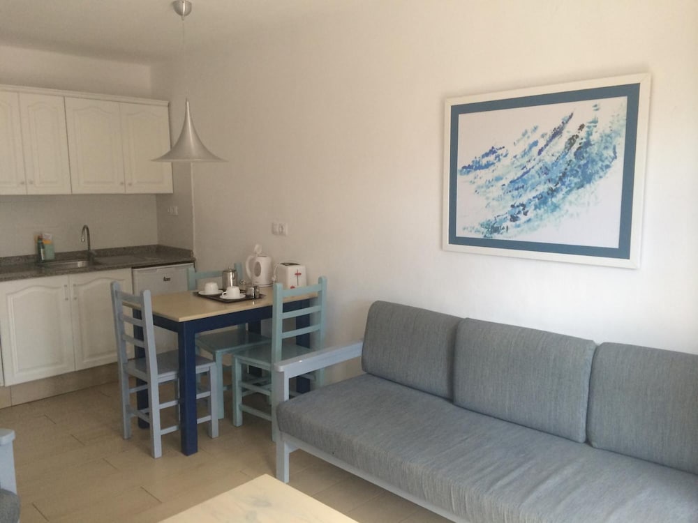 Apartamentos Los Tulipanes — Hotel rooms in Puerto del Carmen, Canary Islands