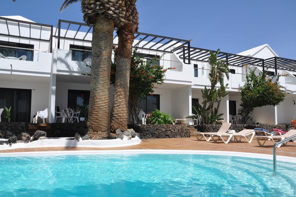Apartamentos Los Tulipanes — Hotel building in Puerto del Carmen, Canary Islands