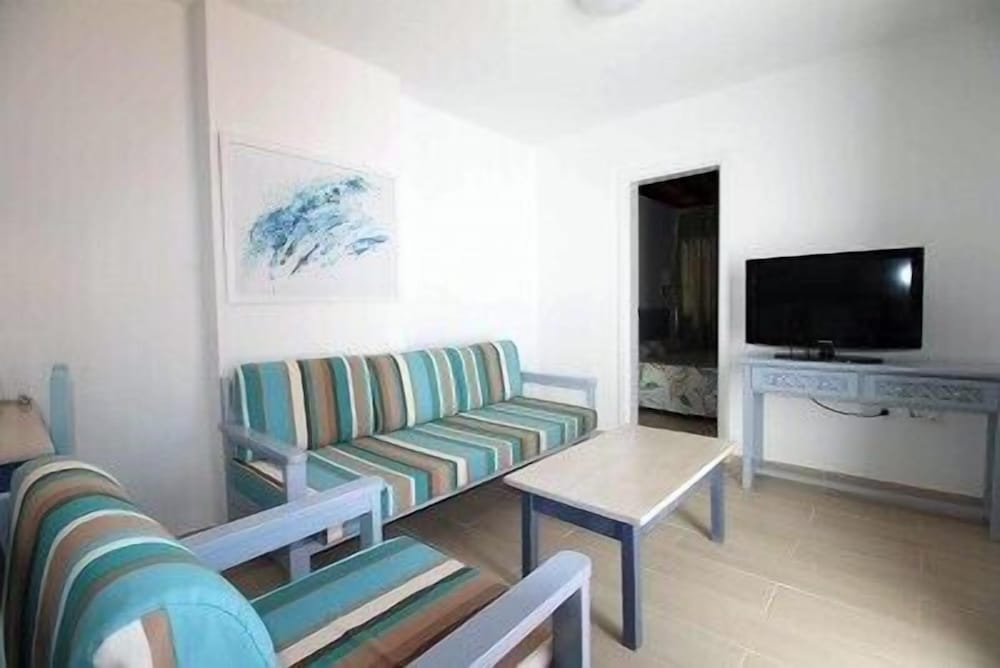 Apartamentos Los Tulipanes — Hotel rooms in Puerto del Carmen, Canary Islands