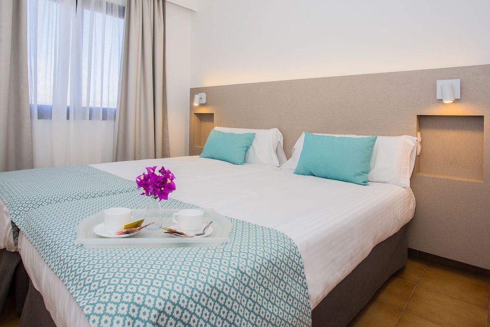 Apartamentos Los Tulipanes — Hotel rooms in Puerto del Carmen, Canary Islands