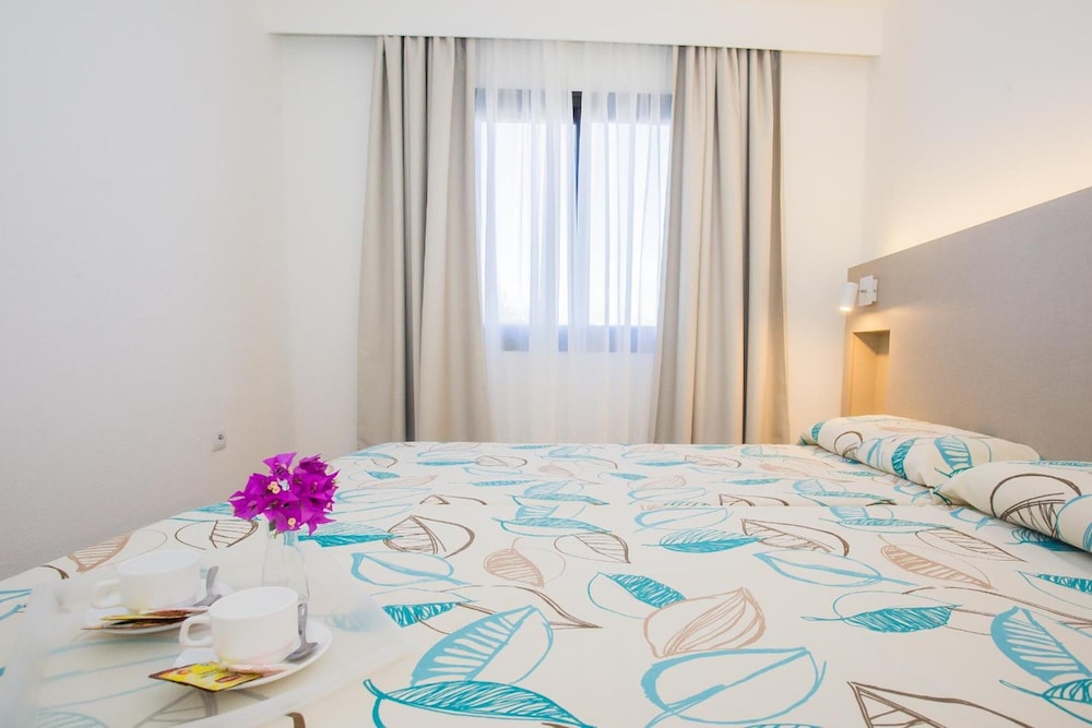 Apartamentos Los Tulipanes — Hotel rooms in Puerto del Carmen, Canary Islands